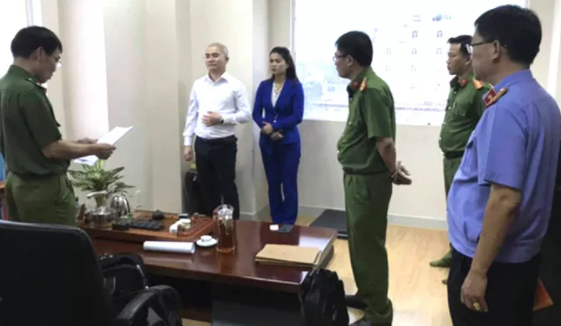 Vo CEO Alibaba Nguyen Thai Luyen cau ket voi em chong rua tien