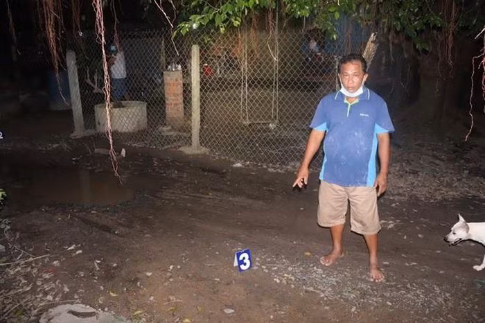  Bị nhắc nhở chửi tục, chém hàng xóm nhập viện: Do có mâu thuẫn từ trước, nên anh Phạm Văn C. (SN 1980) nhắc nhở Nguyễn Văn Châu (SN 1975, cùng trú huyện Bến Cầu, Tây Ninh) vì nghĩ Châu chửi mình. Tức giận, Châu lấy cây sắt chém nạn nhân bị thương phải nhập viện. Ngày 20/7, CA huyện Bến Cầu cho biết đang điều tra, làm rõ. 