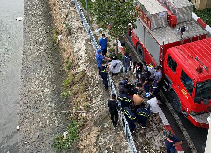  1 phụ nữ nhảy cầu Nguyễn Văn Cừ: Khoảng 14h45 ngày 20/7, người phụ nữ khoảng 40 tuổi đi bộ từ hướng quận 4, TP. HCM lên giữa cầu Nguyễn Văn Cừ rồi nhảy xuống kênh Bến Nghé. Khoảng một giờ đồng hồ sau lực lượng chức năng vớt được thi thể nạn nhân. Hiện vụ đang được điều tra. 