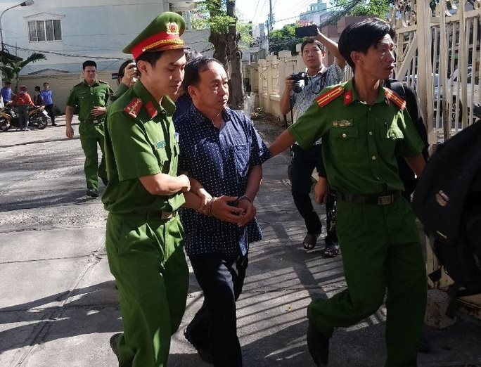  Bắt tạm giam nguyên Phó Giám đốc Chi nhánh Văn phòng đăng ký đất đai TP Phan Thiết: Ngày 7/1, Công an Bình Thuận đã khởi tố bị can, bắt tạm giam Nguyễn Hữu Hoành - nguyên Phó giám đốc Chi nhánh Văn phòng đăng ký đất đai Phan Thiết, Trần Văn Đông và Nguyễn Ngọc Quang - cán bộ Chi cục thuế TP Phan Thiết liên quan trực tiếp đến các sai phạm đất đai tại TP Phan Thiết gây thiệt hại trên 3 tỷ đồng trong số 35 hồ sơ sai phạm. 