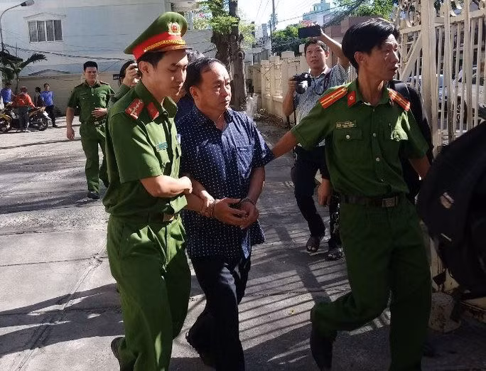  Bắt tạm giam nguyên Phó Giám đốc Chi nhánh Văn phòng đăng ký đất đai TP Phan Thiết: Ngày 7/1, Công an Bình Thuận đã khởi tố bị can, bắt tạm giam Nguyễn Hữu Hoành - nguyên Phó giám đốc Chi nhánh Văn phòng đăng ký đất đai Phan Thiết, Trần Văn Đông và Nguyễn Ngọc Quang - cán bộ Chi cục thuế TP Phan Thiết liên quan trực tiếp đến các sai phạm đất đai tại TP Phan Thiết gây thiệt hại trên 3 tỷ đồng trong số 35 hồ sơ sai phạm. 