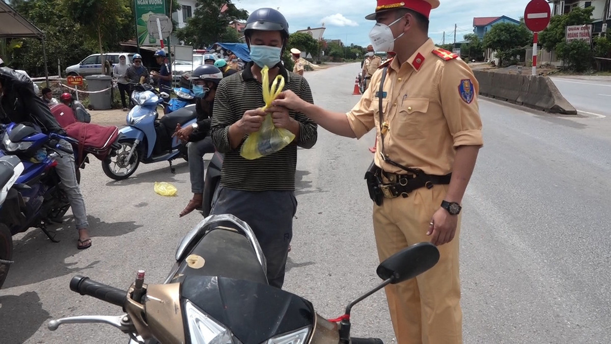 GD Cong an ke chuyen tiep suc tram nguoi di xe may tu TP.HCM ve que tranh dich-Hinh-2