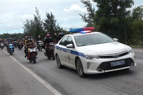 GD Cong an ke chuyen tiep suc tram nguoi di xe may tu TP.HCM ve que tranh dich-Hinh-4