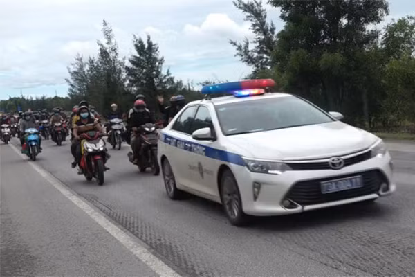 GD Cong an ke chuyen tiep suc tram nguoi di xe may tu TP.HCM ve que tranh dich-Hinh-4