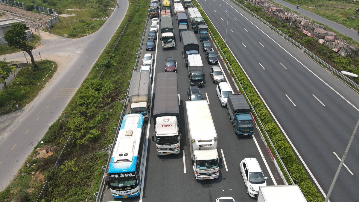 Đại uý Uông Đức Hùng - Tổ trưởng chốt kiểm soát dịch COVID-19 tại Trạm thu phí cao tốc Pháp Vân- Cầu Giẽ cho biết: Do thời tiết nắng nóng lực lượng kiểm tra liên ngành gặp nhiều khó khăn, vất vả.Theo Đại uý Hùng, sau khi UBND TP Hà Nội ban hành Công điện số 15 từ 00h đêm qua (20/7), tất cả các phương tiện đến từ 37 tỉnh thành đang có dịch muốn vào thành phố Hà Nội bắt buộc phải khai báo y tế, có xét nghiệm âm tính với COVID-19. 