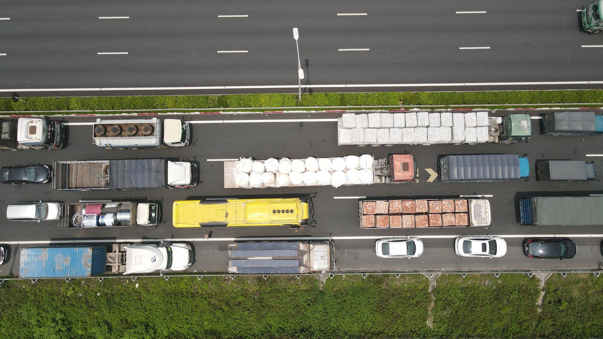 Đại uý Hùng cho biết thêm, tại chốt kiểm soát trạm thu phí Pháp Vân - Cầu Giẽ lực lượng CSGT tiến hành kiểm soát 100% các phương tiện vào thành phố, kể cả các phương tiện mang biển kiểm soát Hà Nội để đảm bảo công tác phòng chống dịch được đảm bảo. 