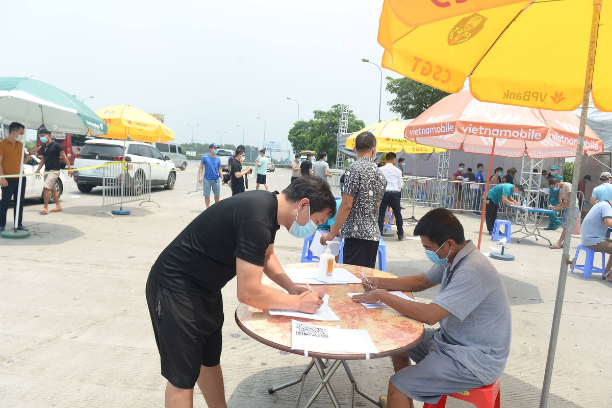 Một tài xế đến từ Thanh Hoá chở hàng nông sản cho biết, mấy ngày trước anh di chuyển qua trạm thu phí Pháp Vân - Cầu Giẽ nhưng không xảy ra tình trạng ùn tắc. Tuy nhiên, sáng nay lại ùn tắc kéo dài khiến hàng trăm tài xế khác phải chờ đợi từ 1-2 tiếng.