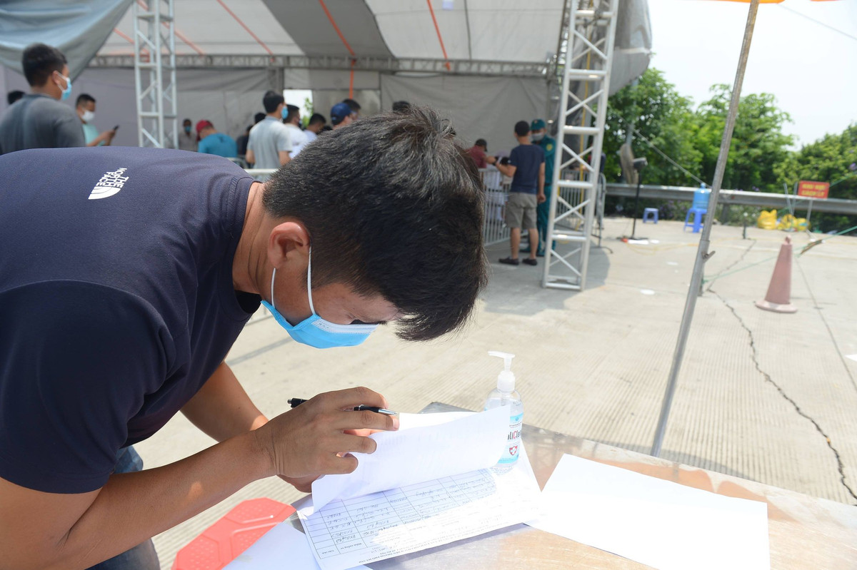 Một số tài xế cho biết, họ phải chờ đợi hàng chục phút trên đường do ùn tắc trước trạm kiểm soát dịch để chờ làm thủ tục.