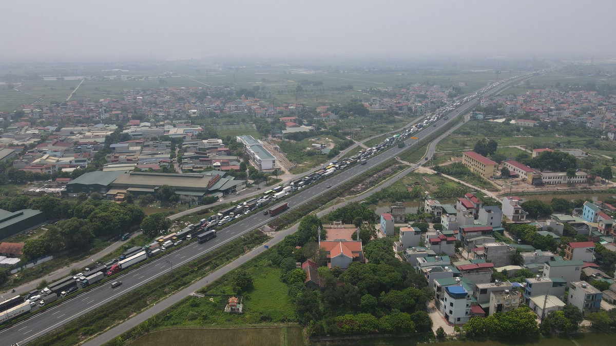 Phòng CSGT Công an Hà Nội khuyến cáo những người từ các tỉnh ngoài, đặc biệt từ các tỉnh trong danh sách kiểm soát khi muốn vào Hà Nội cần chuẩn bị đầy đủ kết quả xét nghiệm, giấy tờ tùy thân để có thể đi lại thông suốt qua 22 chốt kiểm soát.