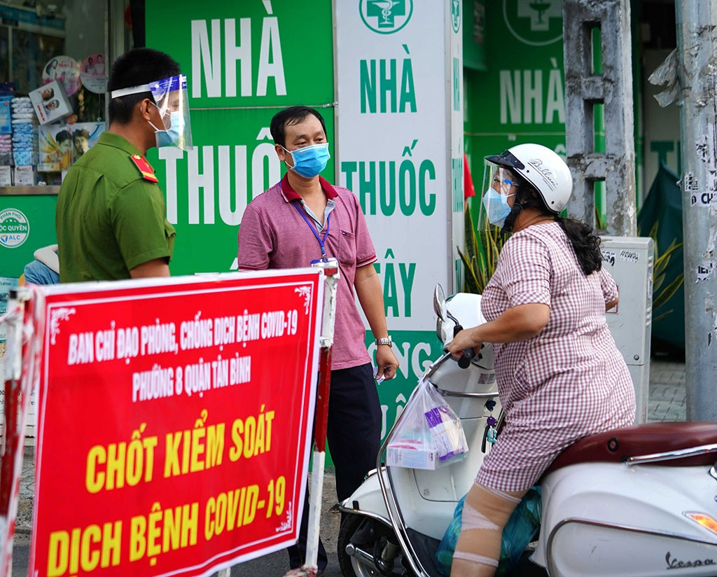 Phong chong dich COVID-19: TP HCM ra chi thi tang gian cach