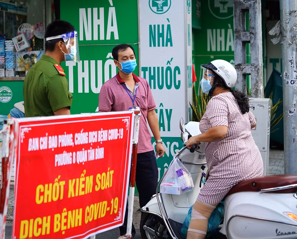 Phong chong dich COVID-19: TP HCM ra chi thi tang gian cach