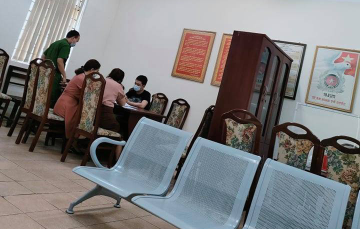 Xu phat nguoi dan ong khac nho trong thang may chung cu