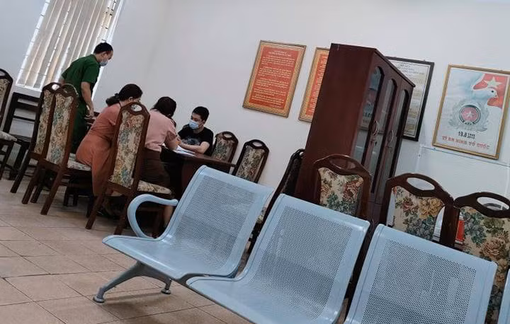 Xu phat nguoi dan ong khac nho trong thang may chung cu