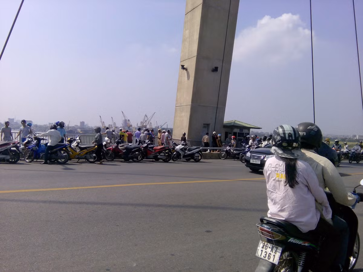 Cuu con dau nhay cau tu tu, bo chong mat tich duoi song Cam