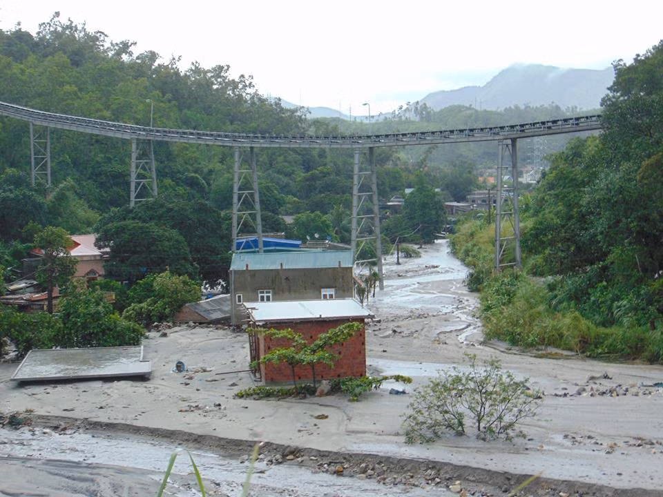 Người dân tại đây đang vô cùng lo sợ. Một người dân cho biết nếu lượng thải cùng nước lũ tràn xuống thì họ sẽ mất tất cả tài sản.