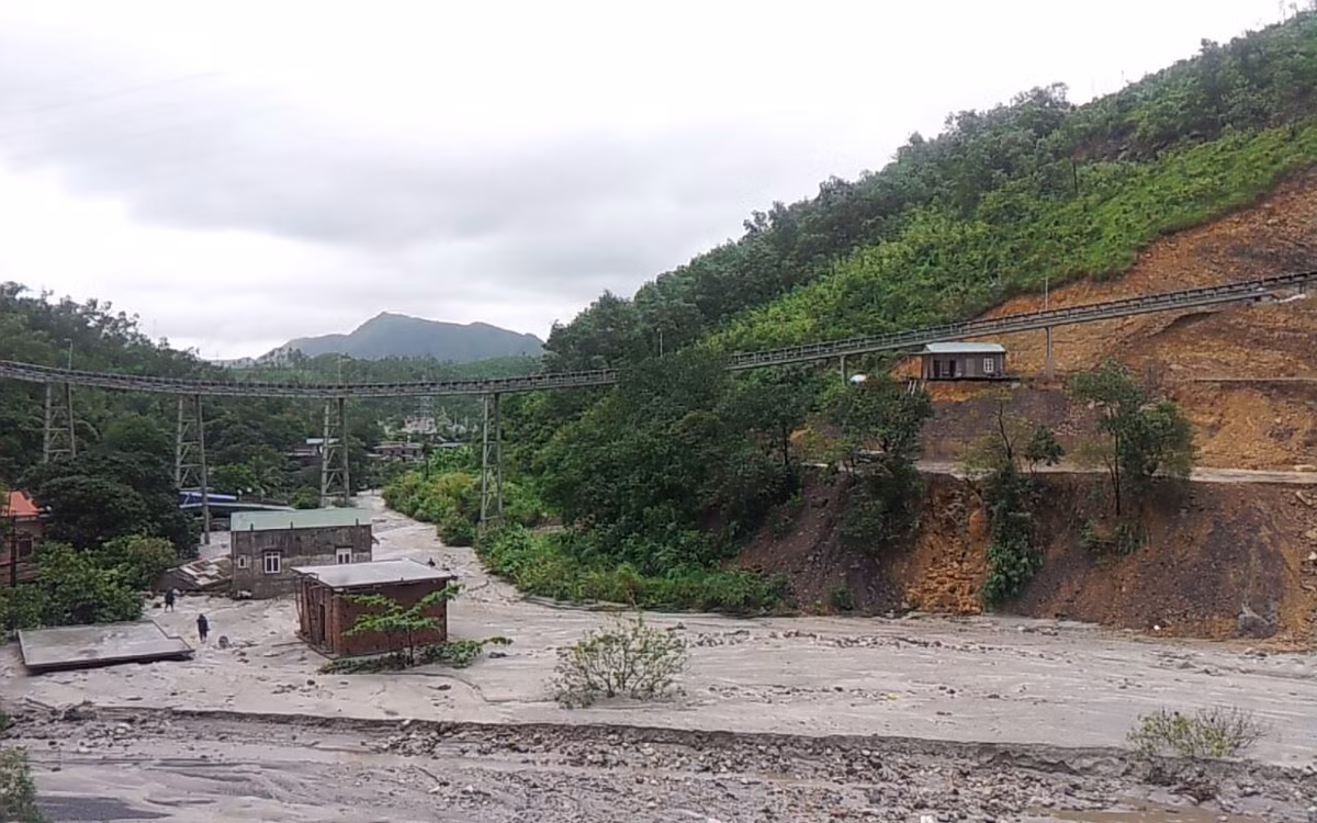 Hàng nghìn người dân lo lắng bởi khi đập vỡ thì không biết hậu quả nặng nề thế nào. Thực tế, do lũ, nhiều nhà dân đã bị bãi thải Đông Cao Sơn tràn xuống lấp kín.