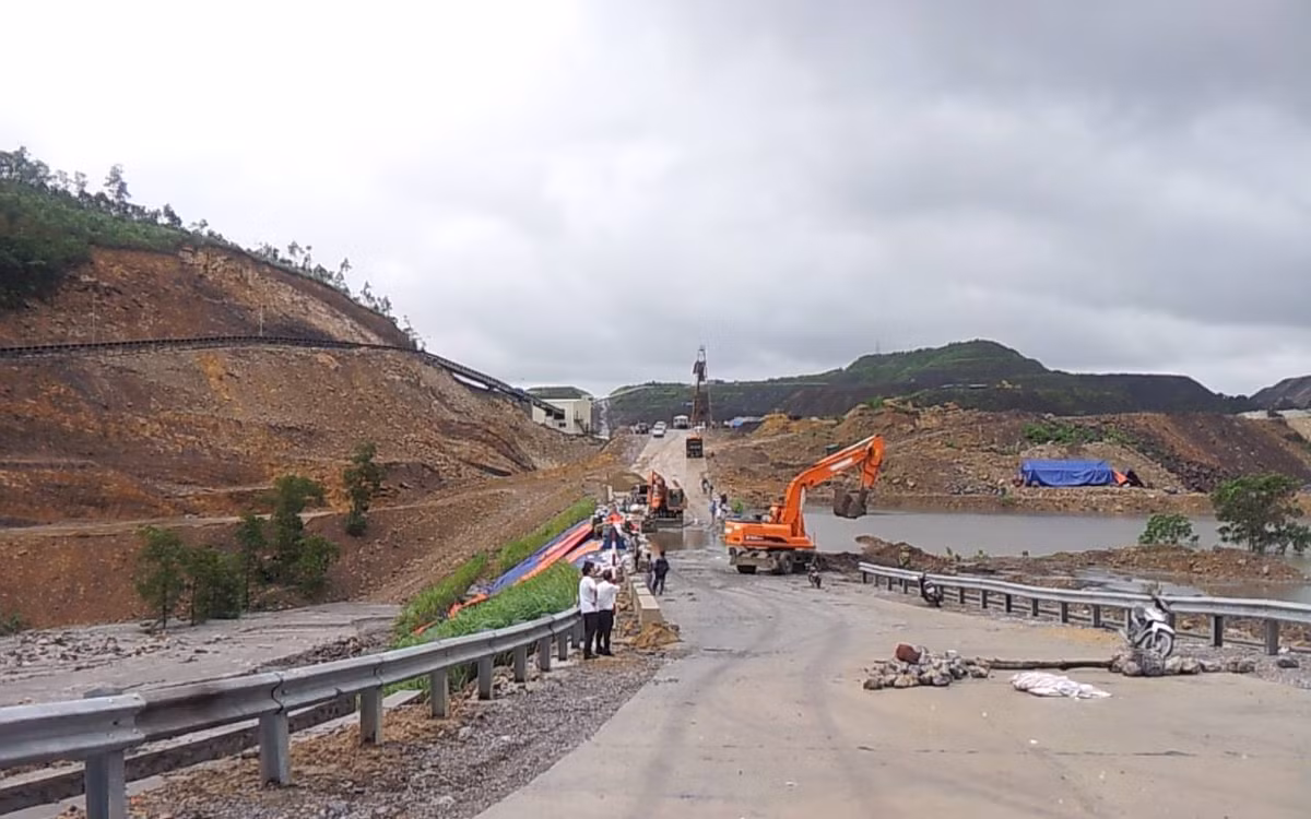 Ngoài việc di dân đến nơi an toàn, các cơ quan chức năng đang tập trung cứu đập.