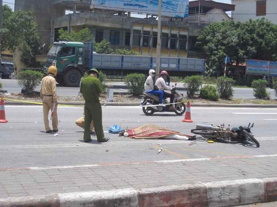 Can chet mot phu nu di duong, lai phuong tien bo chay