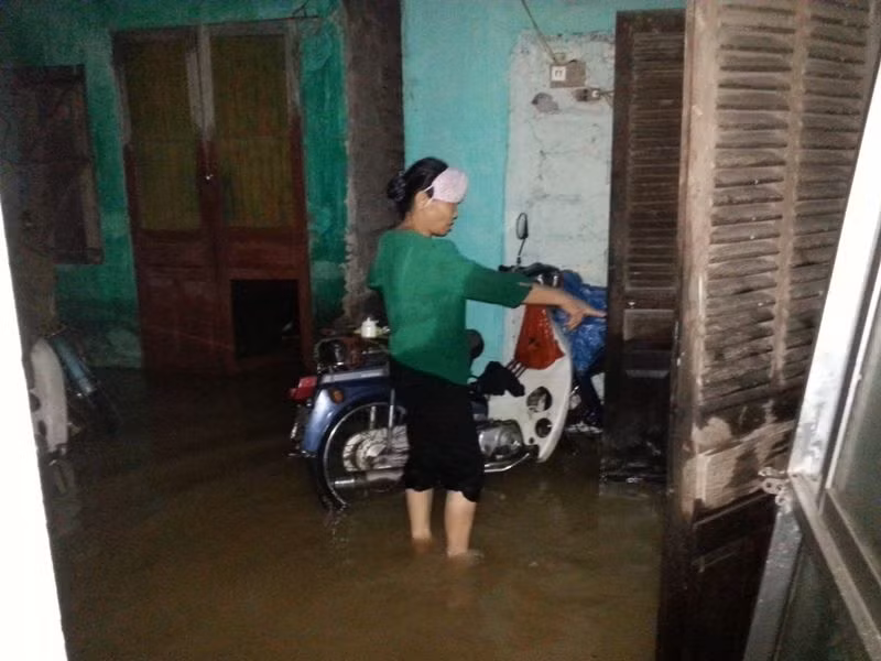 Mua lu Quang Ninh: Dan phai mua 100.000 dong/khoi nuoc