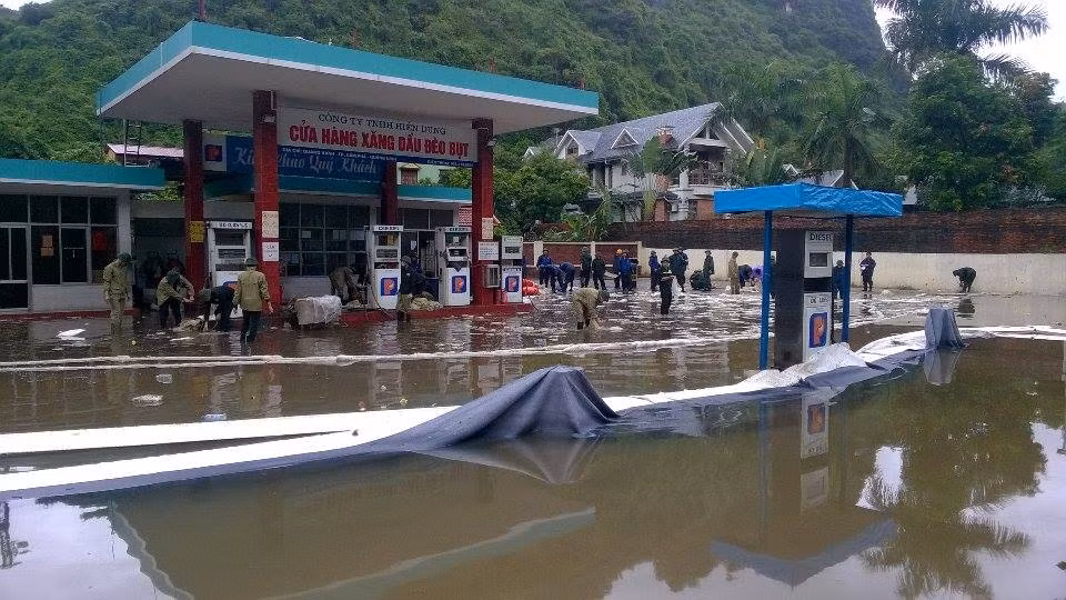 Can canh cuu cay xang bi ro ri trong mua lu o Quang Ninh