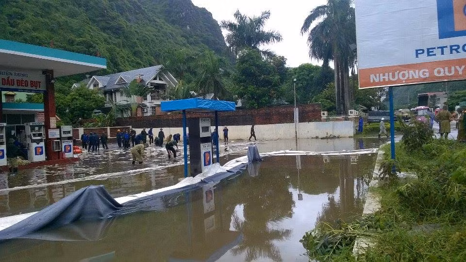 Can canh cuu cay xang bi ro ri trong mua lu o Quang Ninh-Hinh-2