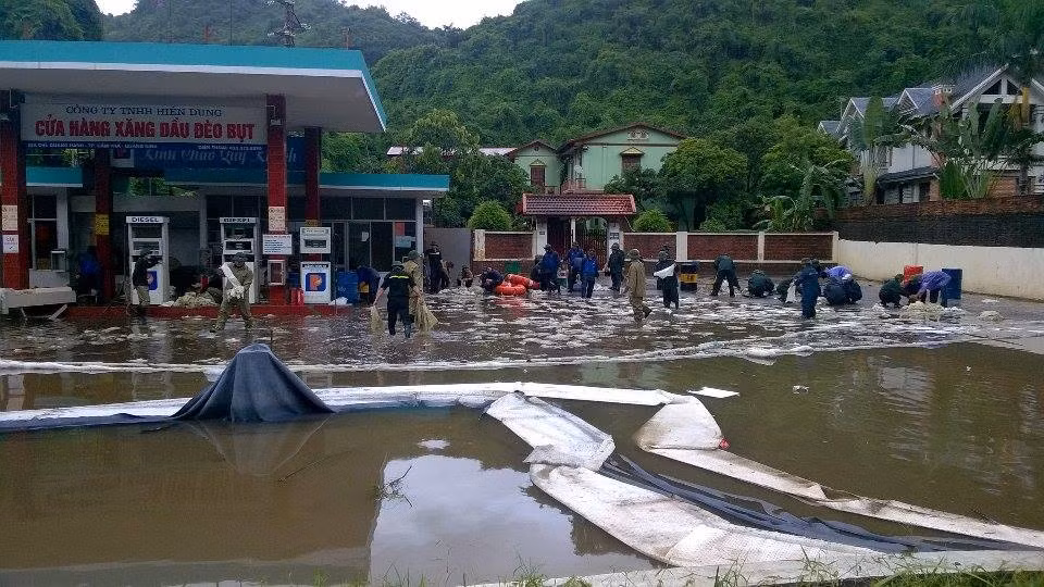 Dù lực lượng chức năng đã dùng phao thẩm dầu quây lại nhưng lượng xăng dầu lớn vẫn khó thu gom.