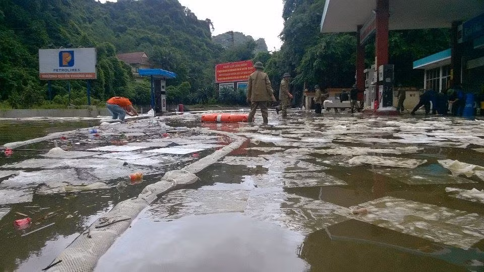 Họ phải lấy những mảnh giấy thấm dầu vứt xuống khu vực tràn xăng.