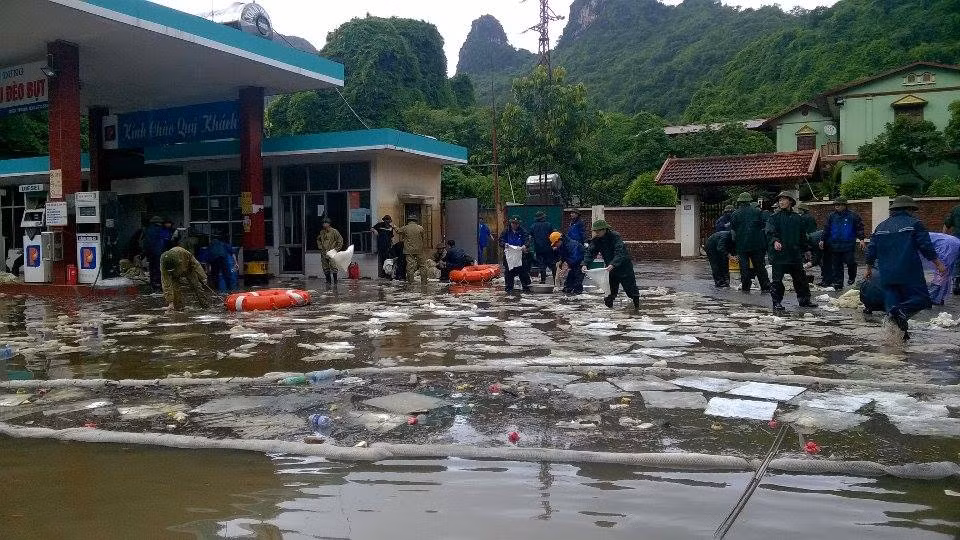 Khi đi đến đường Đặng Châu Tuệ, dốc Đèo Bụt (cách cây xăng bị rò rỉ khoảng 50m) đã có thể ngửi thấy mùi xăng bốc lên. Váng xăng lênh láng mặt nước.