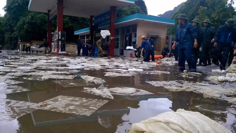 Sự cố rò rỉ, tràn dầu trong mưa lũ ở Quảng Ninh tại cây xăng Đèo Bụt (thuộc Công ty TNHH Hiền Dung, TP Cẩm Phả, Quảng Ninh) khiến lực lượng chức năng rất vất vả khắc phục.