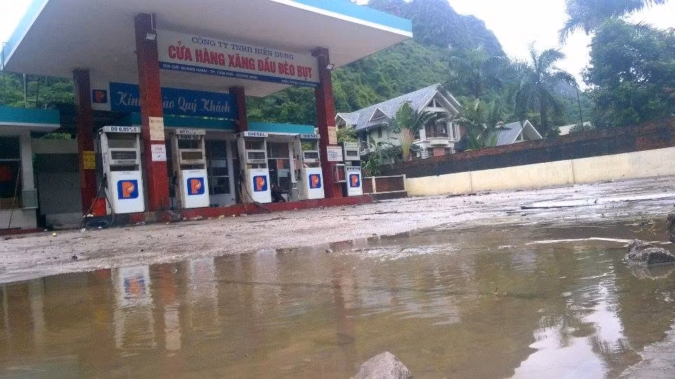 Sự cố tràn dầu được khắc phục, giao thông qua dốc Đèo Bụt đã thông suốt.