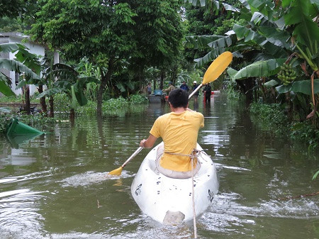 Để đi lại được người dân chỉ còn cách di chuyển như thế này.
