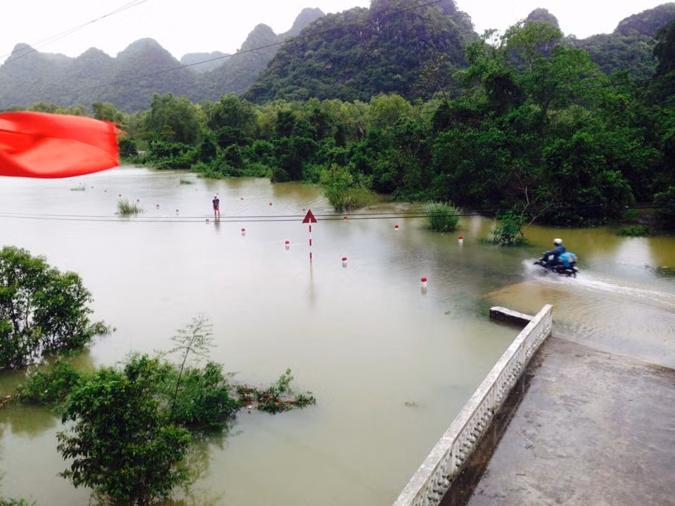 Theo thông tin PV Kiến Thức nhận được từ huyện Cát Hải, toàn bộ cán bộ của UBND huyện Cát Hải làm công tác ứng cứu người dân suốt mấy ngày qua. Toàn bộ lực lượng phòng chống thiên tai, tìm kiếm cứu nạn của huyện luôn trong trạng thái thường trực. Lực lượng lên tới 10.000 người, 46 ô tô, 18 xuồng cao tốc, 4 xe thiết giáp đã được huy động để hỗ trợ nhân dân.