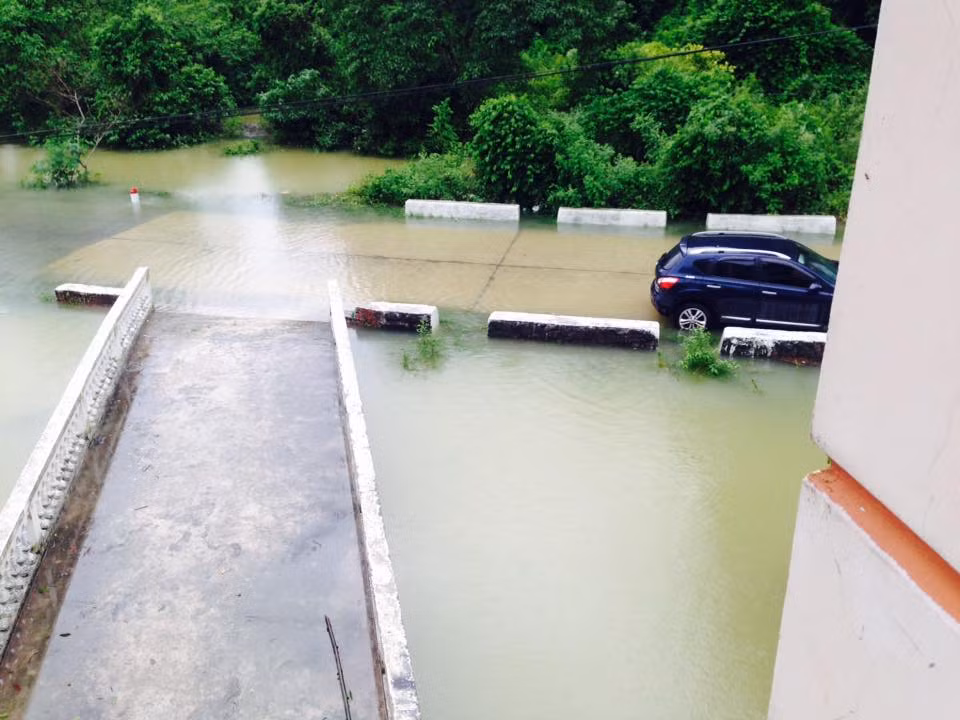 Nhiều người dân ở đây đang vô cùng lo lắng. Chị Nguyễn Thị Tuyển (43 tuổi) giọng đầy căng thẳng: “Tôi ở đây đã hơn 20 năm nhưng chưa bao giờ chứng kiến cảnh làng chài mình ngập chìm trong biển nước như thế này. Nhà tôi bán hàng, bình thường cứ một ngày, mối hàng ngoài thị trấn lại chuyển hàng lương thực, tạp hóa và một số thực phẩm khác vào trong làng cho tôi bán. Nhưng khoảng một tuần nay, kể từ khi bị nước lũ tràn về, đất đá, cây cối sạt lở, rơi xuống chặn lối đi mọi nguồn hàng vào làng đều bị dừng lại. Người dân trong làng lo lắng vô cùng vì chỉ sợ mưa kéo dài, thực phẩm, gạo ăn bị thiếu”.