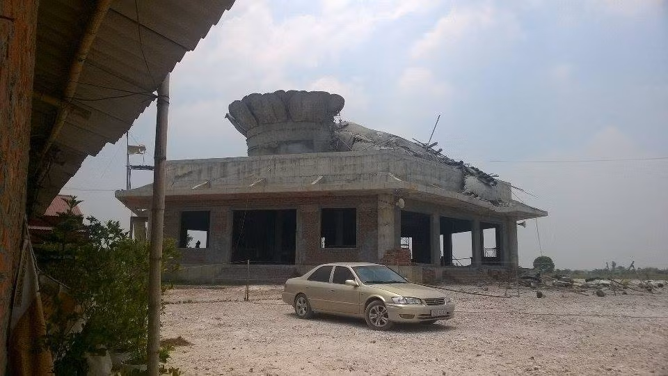 Can canh tuong Phat cao nhat mien Bac do sap tan nat