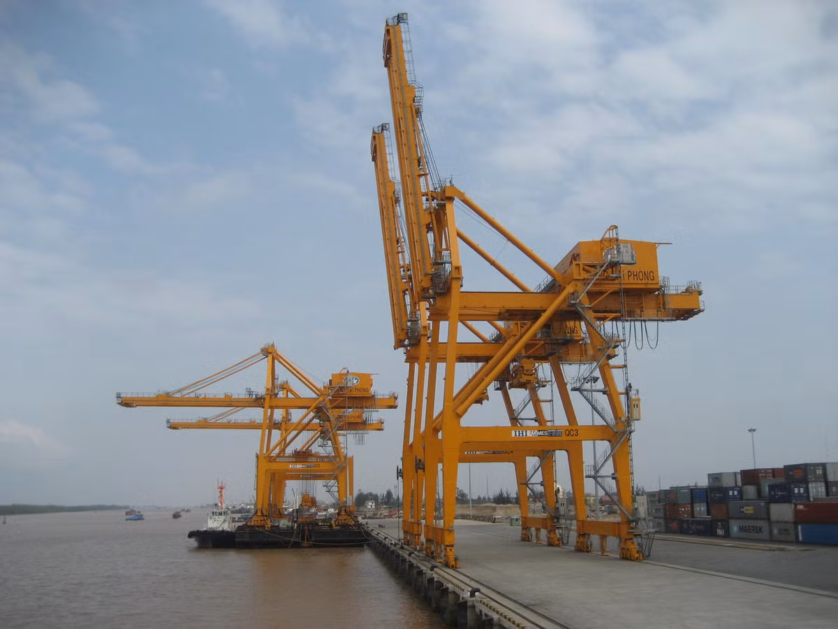 Dai pho tau va chi huy xep do chet tai cang Chua Ve