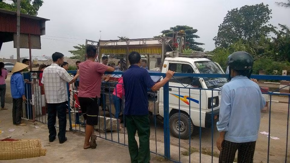 Hai Duong: Ca truong ben pha May chet duoi song Kinh Thay-Hinh-4