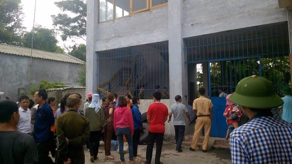 Hai Duong: Ca truong ben pha May chet duoi song Kinh Thay-Hinh-3