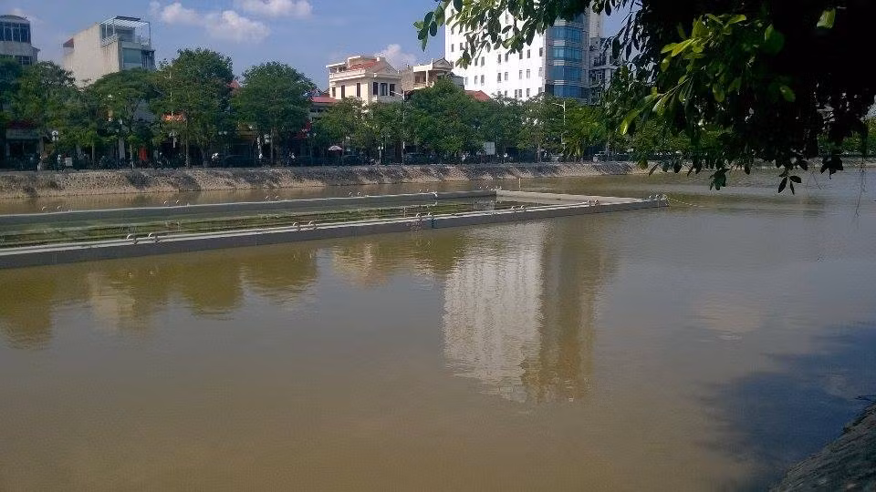 Trả lời cử tri, ông Đoàn Duy Linh, Giám đốc Sở Văn hoá, thể thao và du lịch Hải Phòng đã giải trình về dự án xây dựng công trình nhạc nước trên hồ Tam Bạc . Bản thân GĐ Sở VHTTDL Hải Phòng khẳng định không có khuất tất trong quá trình triển khai dự án này. Ngay máy móc thiết bị cũng nhập từ Mỹ có chứng thư của Vinacontrol giám định nguồn gốc xuất xứ của máy móc, chứ không phải nhập từ Trung Quốc.