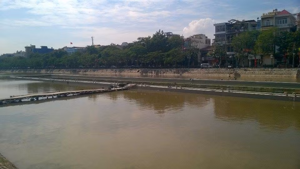 Thực tế, nhiều người dân có ý kiến bởi dù công trình nhạc nước này được đầu tư gần 200 tỷ đồng nhưng dàn nhạc nước này lại không được thiết kế theo dạng sân khấu, không có vị trí dành riêng cho người dân thưởng thức. Ban ngày nhìn xuống hồ Tam Bạc nhiều người tưởng công trình nhạc nước là những chiếc "lồng" nuôi cá.