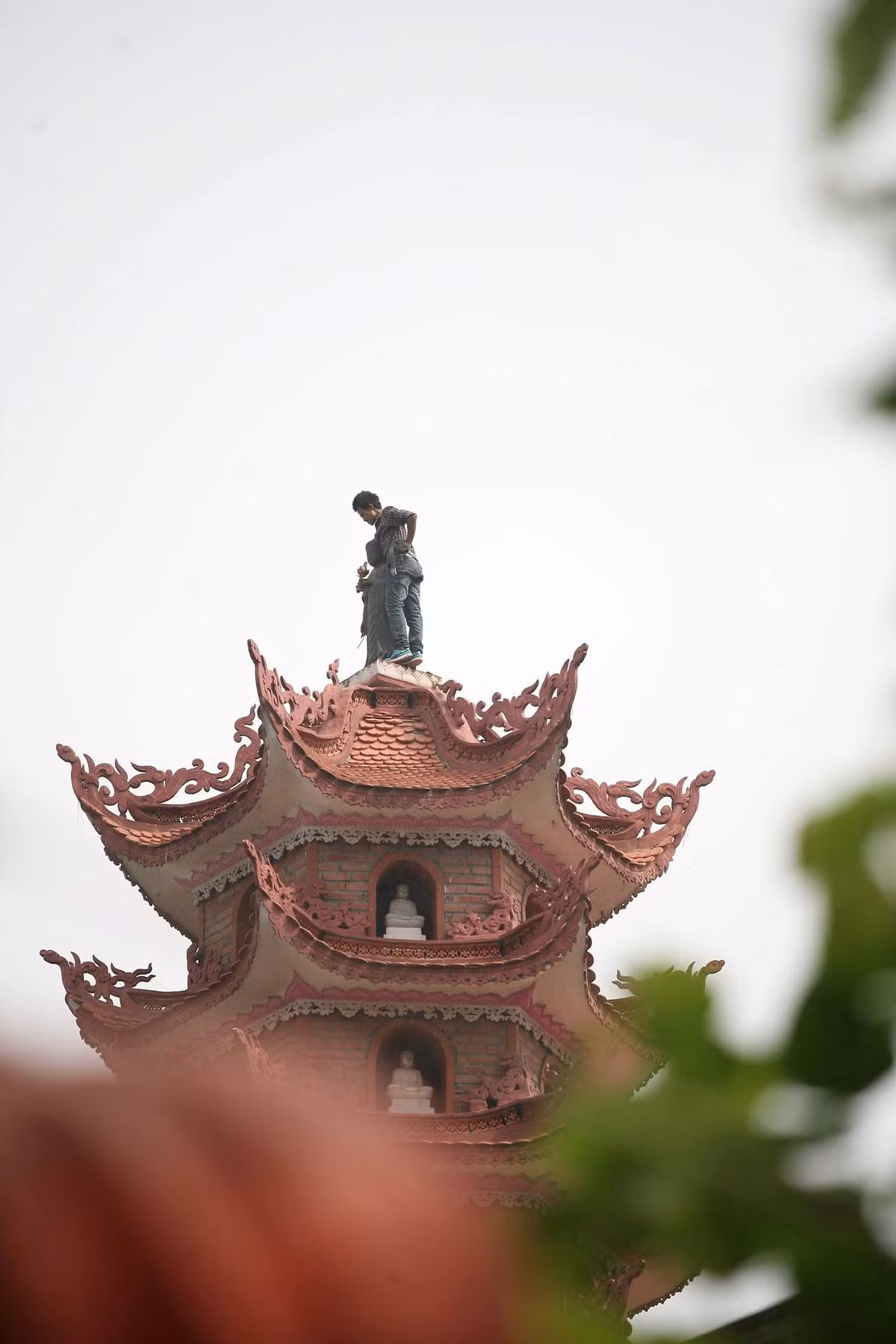 Thanh nien ngao da lac lu tren dinh bao thap Chua Cot Ha Noi