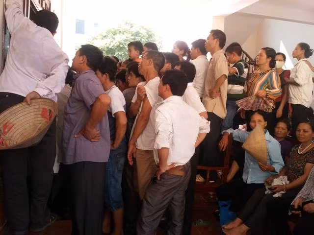 Đông đảo người dân theo dõi phiên tòa.