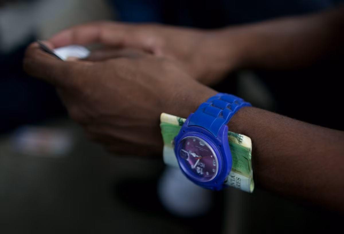 Tuy nhiên, khi giá dầu thế giới tuột dốc không phanh dẫn tới kinh tế bị ảnh hưởng nghiêm trọng thì giáo dục ở Venezuela cũng bị tác động. Tỷ lê bỏ học hàng năm tăng lên gấp đôi kể từ năm 2011. Các lớp học thường vắng bóng học sinh, và hơn 1/4 thanh thiếu niên ở Venezuela không theo học ở bất kì loại hình trường lớp nào.