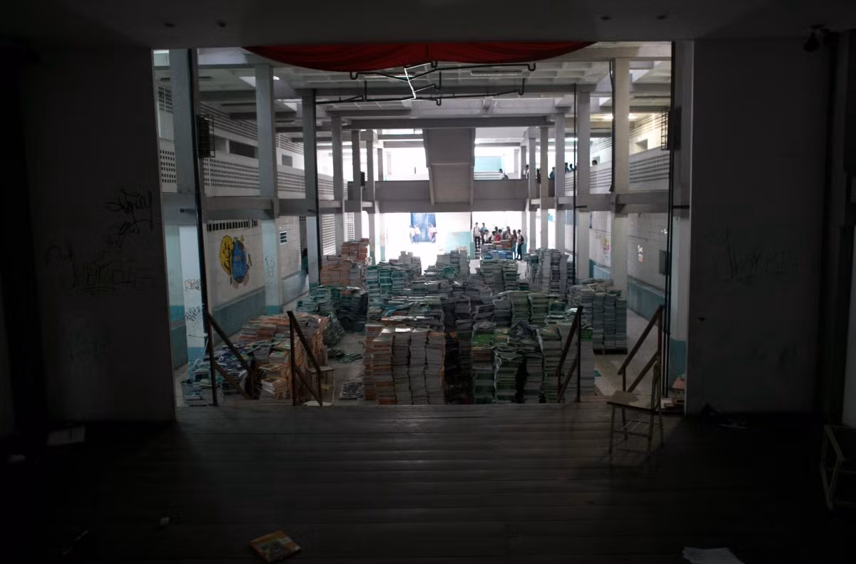 Chồng sách vở dành cho các học sinh nằm trong kho.