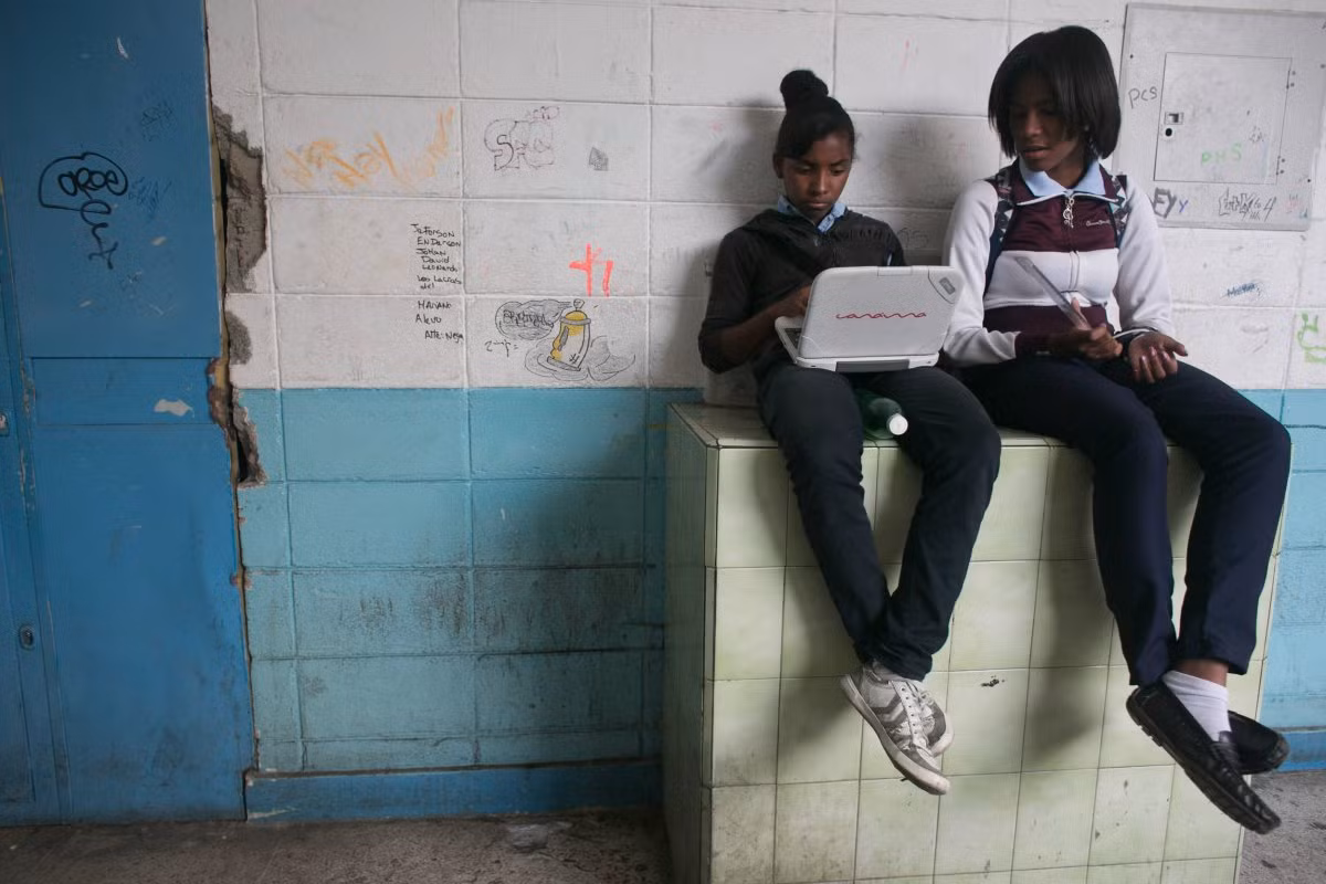 Do kinh tế khủng hoảng nên bạo lực và tội phạm gia tăng. Nhiều học sinh không dám tới trường vì chúng sợ chứng kiến các vụ bạo lực.