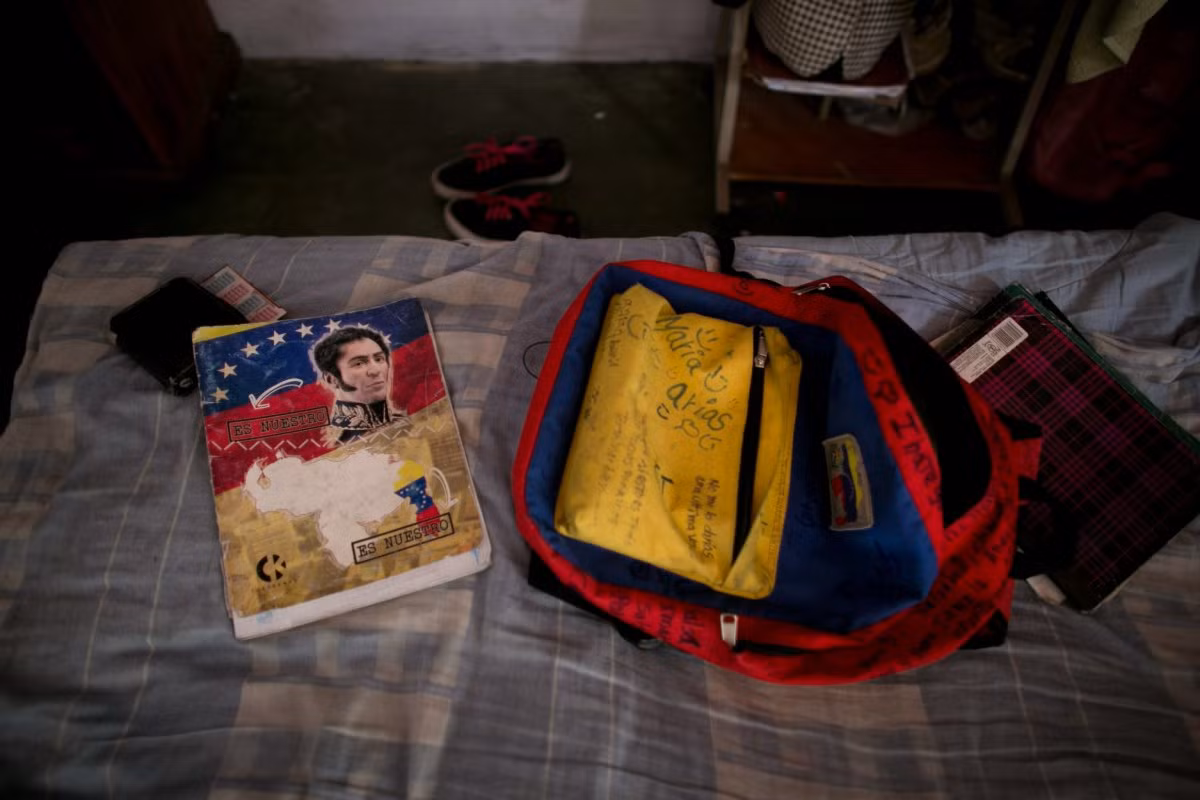 Tập sách và đồ dùng học tập của các em học sinh nằm trên bàn.