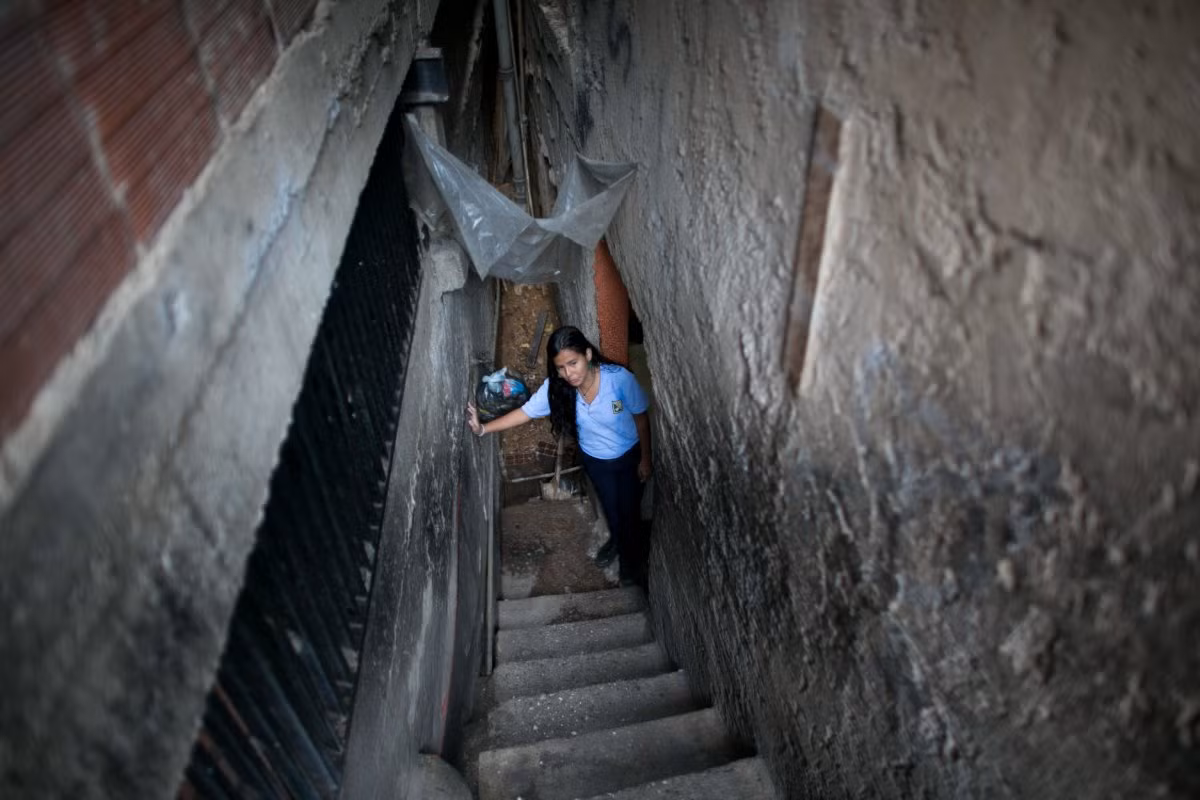 Ngách cầu thang tăm tối ở trường Caracas.