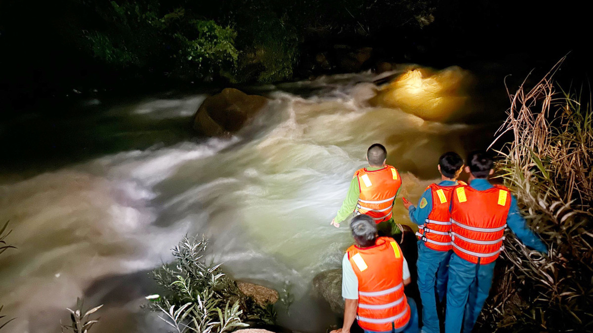 Lam Dong: Cong an giai cuu 5 nguoi giua dong nuoc chay xiet