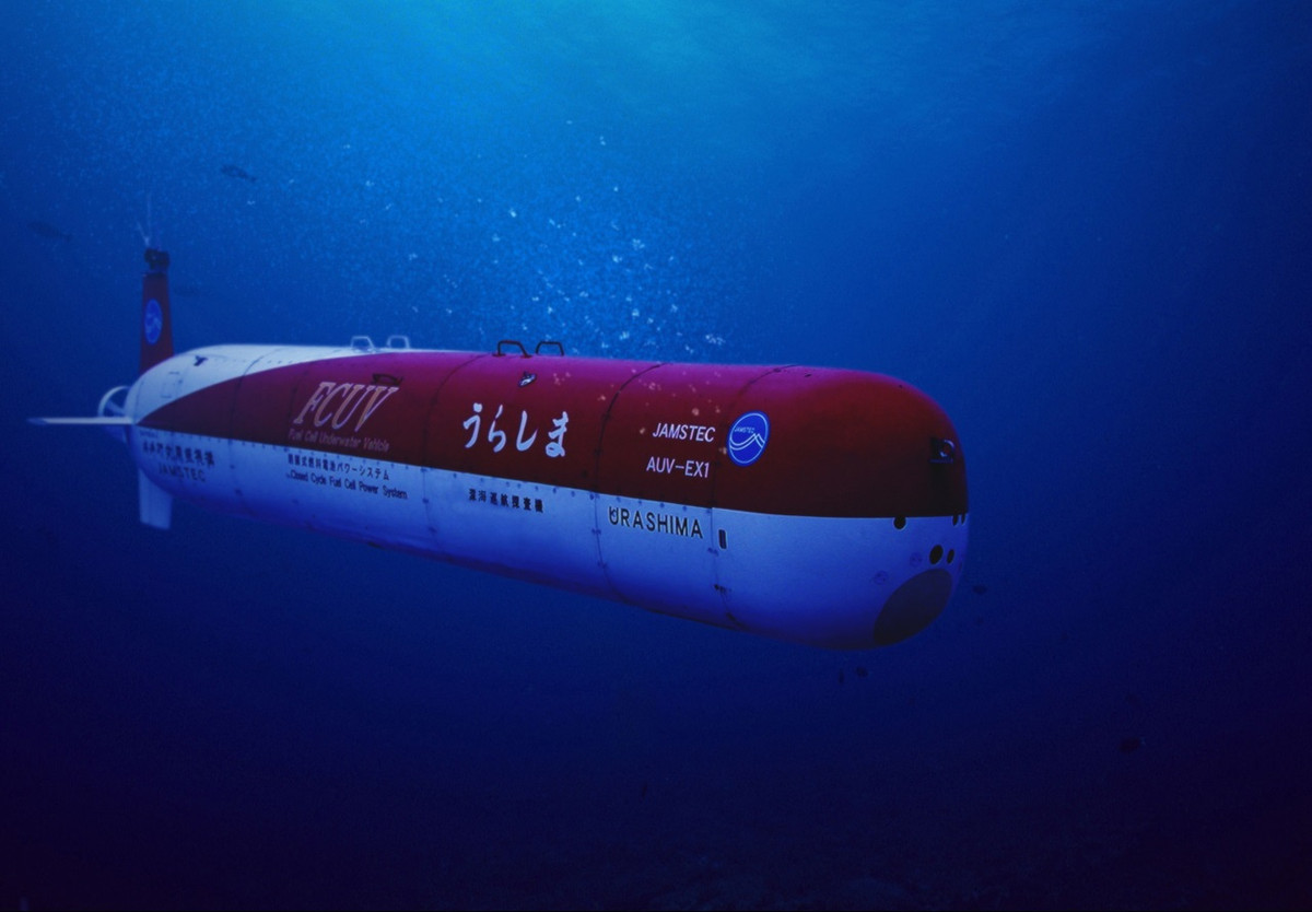 Đối với Hải quân, Nhật Bản có kế hoạch chế tạo 2 tàu khu trục, tàu ngầm và tàu quét mìn, bên cạnh việc giới thiệu các phương tiện dưới nước không người lái (UUV).