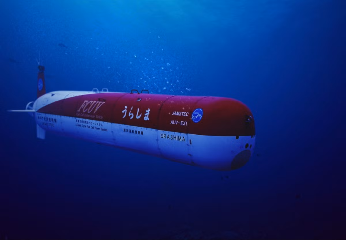 Đối với Hải quân, Nhật Bản có kế hoạch chế tạo 2 tàu khu trục, tàu ngầm và tàu quét mìn, bên cạnh việc giới thiệu các phương tiện dưới nước không người lái (UUV).