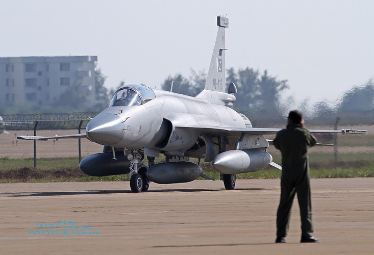 JF-17 sử dụng động cơ RD-93 do Nga sản xuất, Trung Quốc cũng tiến hành nghiên cứu và sản xuất động cơ WS-13, tuy nhiên nó bị đánh giá là thiếu tính ổn định và Bắc Kinh sẽ vẫn phải dùng đến động cơ của Nga.